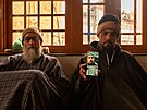 Bratr Azada Júsufa Kumara drí v indickém mst Pulwama telefon s fotografiemi...