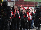 Slávistití fanouci pozorují sparanský fanoukovský pochod.