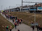 Slávistití fanouci vystupují z vlaku na nádraí Praha-Eden.