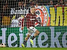 Luká Haraslín si uívá gólovou oslavu ped sparanskými fanouky.