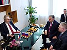 Exprezident Zeman se ve sv prask kanceli seel s Ficem a Orbnem