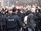 Sparantí fanouci dorazili na pohárové derby pochodem. Cestu hlídali policisté