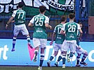Jablonetí fotbalisté se radují z promnné penalty Jana Chramosty (vpravo).