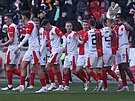 Fotbalisté Slavie se radují z gólu Mojmíra Chytila (druhý zleva).