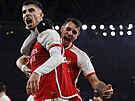 Kai Havertz (vlevo) slaví se spoluhráem Jakubem Kiwiorem z Arsenalu svj gól.