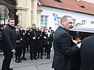 Václava Koku starího pi odchodu z klátera podpírali píbuzní. (23. února...