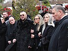 Jan Koka s rodinou pi ukládání rakve s ostatky Olgy Kokové do rodinné hrobky...