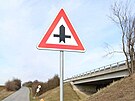 Nezn�m� pachatel vym�nil zna�ky na k�i�ovatce nedaleko Prost�jova. Zm�nil tak...