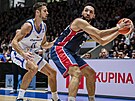 eský basketbalista Tomá Kyzlink (vlevo) v akci v utkání kvalifikace o postup...