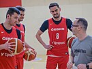 etí basketbalisté (zleva) Ondej Sehnal, Jaromír Bohaík a Tomá Satoranský...