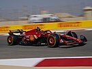Carlos Sainz ve Ferrari na trati v Bahrajnu.