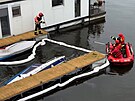V holeovickém pístavu v Praze se v pátek ásten potopila estimetrová lo