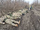 Mrtví vojáci po ukrajinském úderu ve vojenském výcvikovém prostoru u okupované...
