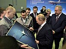Ruský prezident Vladimir Putin podepisuje fotku ruského bombardéru TU-160M v...