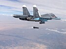Ruský letoun shazuje klouzavou bombu KAB-500. (9. íjna 2015)