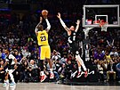 LeBron James (ve lutém) z LA Lakers zakonuje bhem derby proti Clippers.