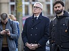 Kandidát na slovenského prezidenta Ivan Kor�ok (uprost�ed) p�ed slovenskou...