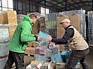 Píprava humanitární pomoci ve skladu