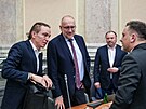 Vicepremiér Ivan Barto a ministr kolství Mikulá Bek diskutují s prezidentem...