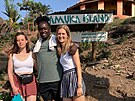 Po nároné icht v nemocnici vyráela Hana Martinková (vpravo) v Ugand o...