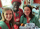 Hned první den v ugandské nemocnici se Hana Martinková (vlevo) starala o...
