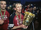 Andreas Brehme odehrál v Kaiserslauternu 274 zápas. Na snímku drí trofej pro...