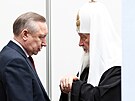 Patriarcha Kirill (vpravo) ped projevem ruského prezidenta Vladimira Putina...