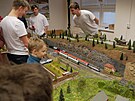 Studenti sestavili modelov� koleji�t� v m���tku 1:87. Vl��ky na n�m jezd� a...
