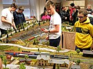 Studenti sestavili modelov� koleji�t� v m���tku 1:87. Vl��ky na n�m jezd� a...