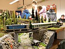 Studenti sestavili modelov� koleji�t� v m���tku 1:87. Vl��ky na n�m jezd� a...