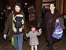 Jana Kirschner s partnerem Eddiem Stevensem a jejich dcerami (2015)