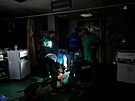 Lékae WHO okoval stav nemocnice v Gaze, lékai si svítí baterkami