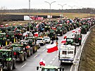 Poltí farmái se svými traktory a vozidly blokují bhem demonstrace rychlostní...
