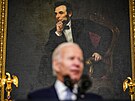 Americký prezident Joe Biden ped portrétem Abrahma Lincolna v pracovn Bílého...