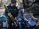 Jedna z upravených zbraní proti Rusm v rukou kaplana Michajla Arsenovye (24....