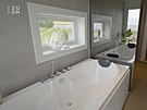 V koupeln je pohodlná vana, která se odráí ve velkém zrcadle.