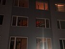 Policisté pi noním zásahu v jednom z bytových dom v Hoovicích na Berounsku,...