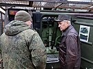 Ruský ministr obrany Sergej ojgu navtvující frontu na Ukrajin (24. února...