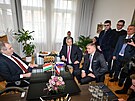 Exprezident Zeman se ve své praské kancelái seel s Ficem a Orbánem, kteí do...