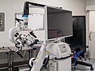 Nov� opera�n� mikroskop dopl�uje mikrochirurgick� vybaven�, takzvan�...
