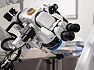 Nov� opera�n� mikroskop se stabiliza�n�m syst�mem ramene st�l v�ce ne� patn�ct...