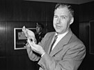 George S. Switzer, editel Smithsonova institutu, v roce 1958 s nov nabytým...