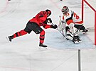 Tomá Nosek (92) z New Jersey Devils zakonuje na bránu Philadelphia Flyers, v...