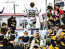 David Pastrák (88) a Pavel Zacha obklopení fandy Boston Bruins v hale Calgary...