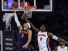 Josh Hart (3) z New York Knicks zakonuje na ko Detroit Pistons kolem ruky...