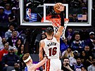Caleb Martin (16) z Miami Heat smeuje na ko Sacramento Kings kolem Kevina...