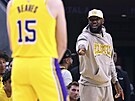 LeBron James je zranný, hru Los Angeles Lakers ídí z laviky.