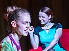 Zuzana Valeová a Elika Brumovská v pedstavení Beckham v Jihoeském divadle