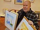 Ilustrátor a karikaturista Václav Johanus se svými díly v Galerii Hrozen (2013)