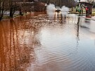 Zaplavená silnice u Pilníkova na Trutnovsku (5. února 2024)